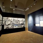 Un momento dell'allestimento della mostra a Pistoia