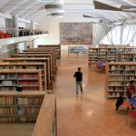 La grande sala che ospita la mostra
