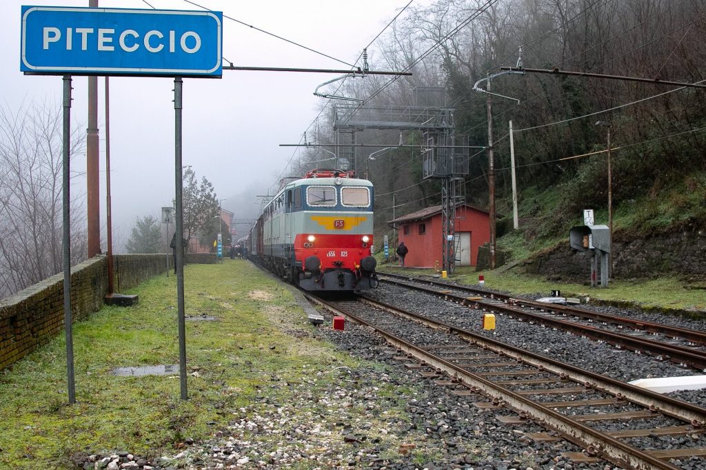 Il convoglio alla Stazione di Piteccio