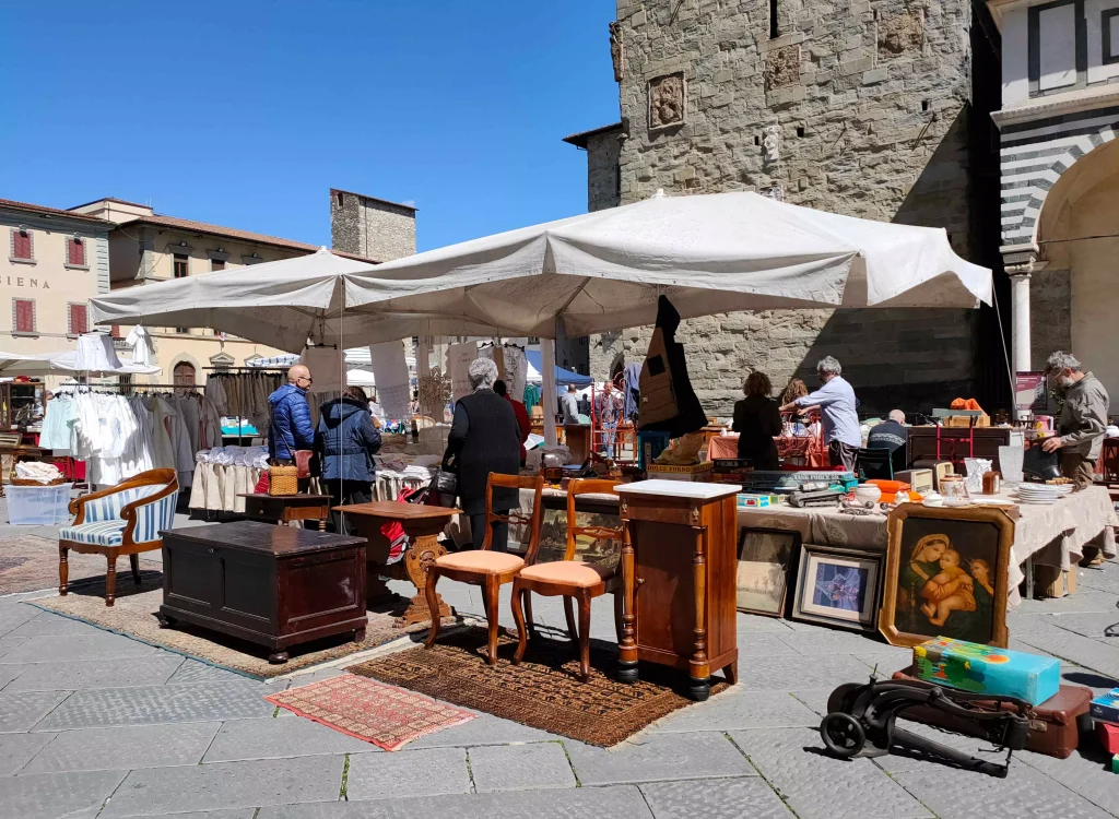 Mercato dell' Antiquariato in centro a Pistoia