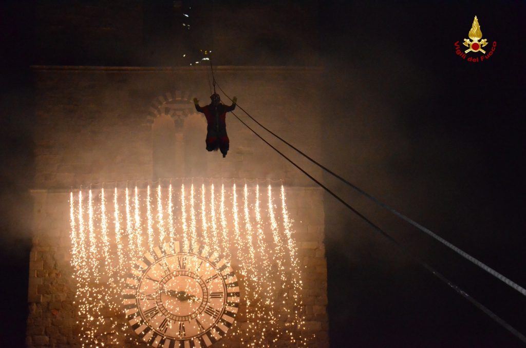 La befana scende dal campanile del duomo di Pistoia
